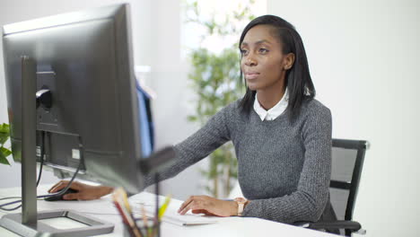 Junge-Berufstätige-Frau,-Die-Am-Computer-Arbeitet