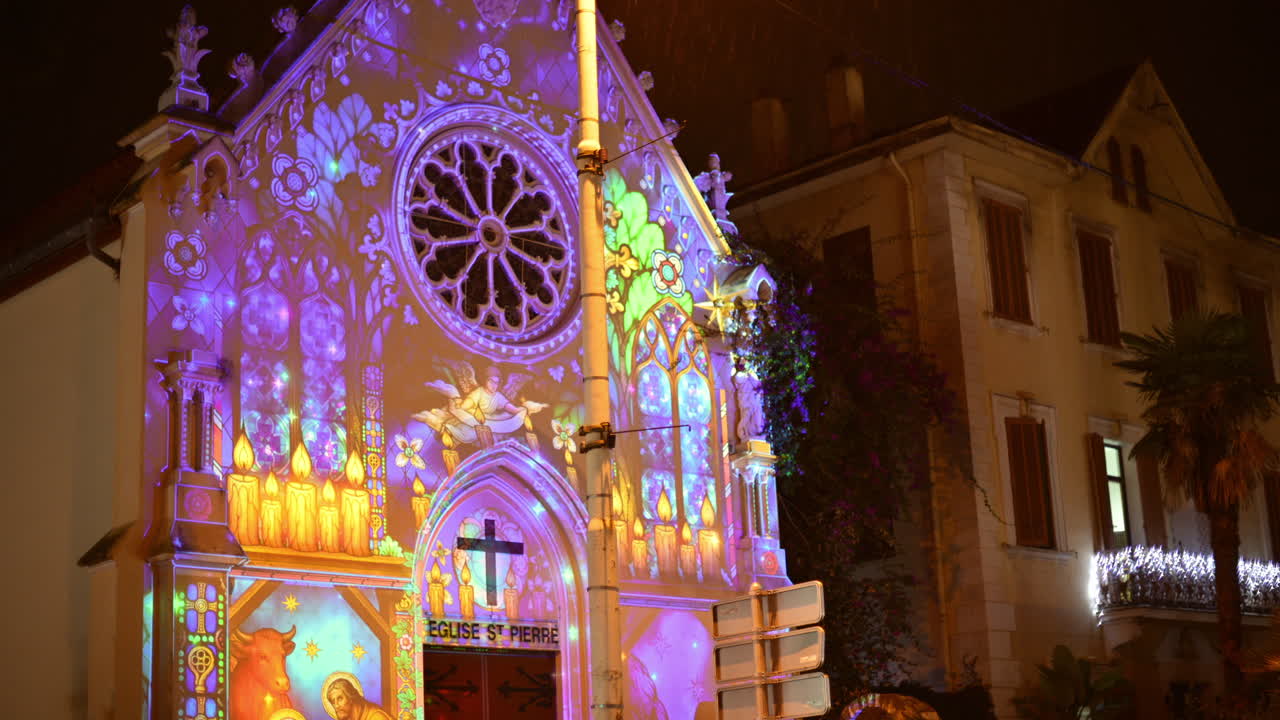 Mapping notturno sull'antica Église Saint Pierre a Bordeaux, Francia