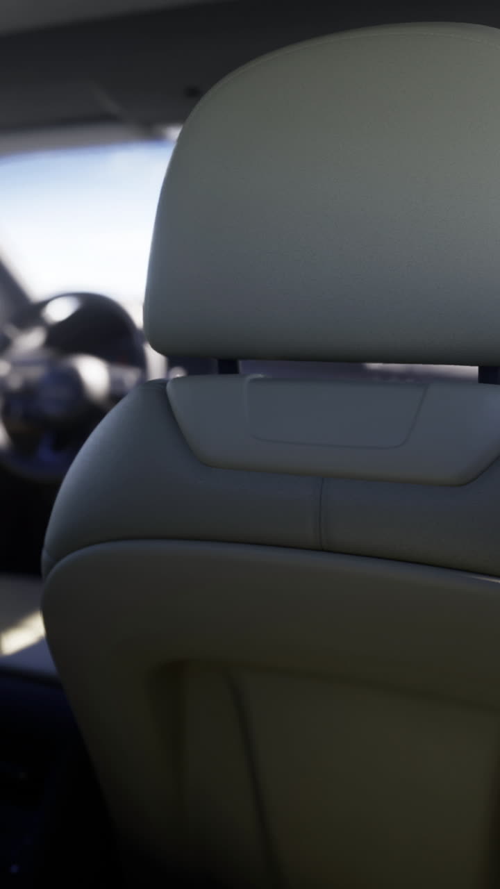 Vista trasera del interior de un coche que muestra un diseño moderno y una distribución espaciosa