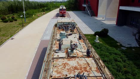 volando sobre una locomotora de tren antigua que muestra su pantógrafo y su compartimento de alimentación
