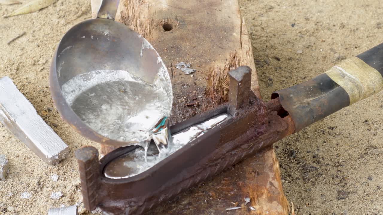 재활용 된 주조 납으로 시 싱커를 만들고 액체 납을 모형으로 넣고 가까이 준비하십시오.