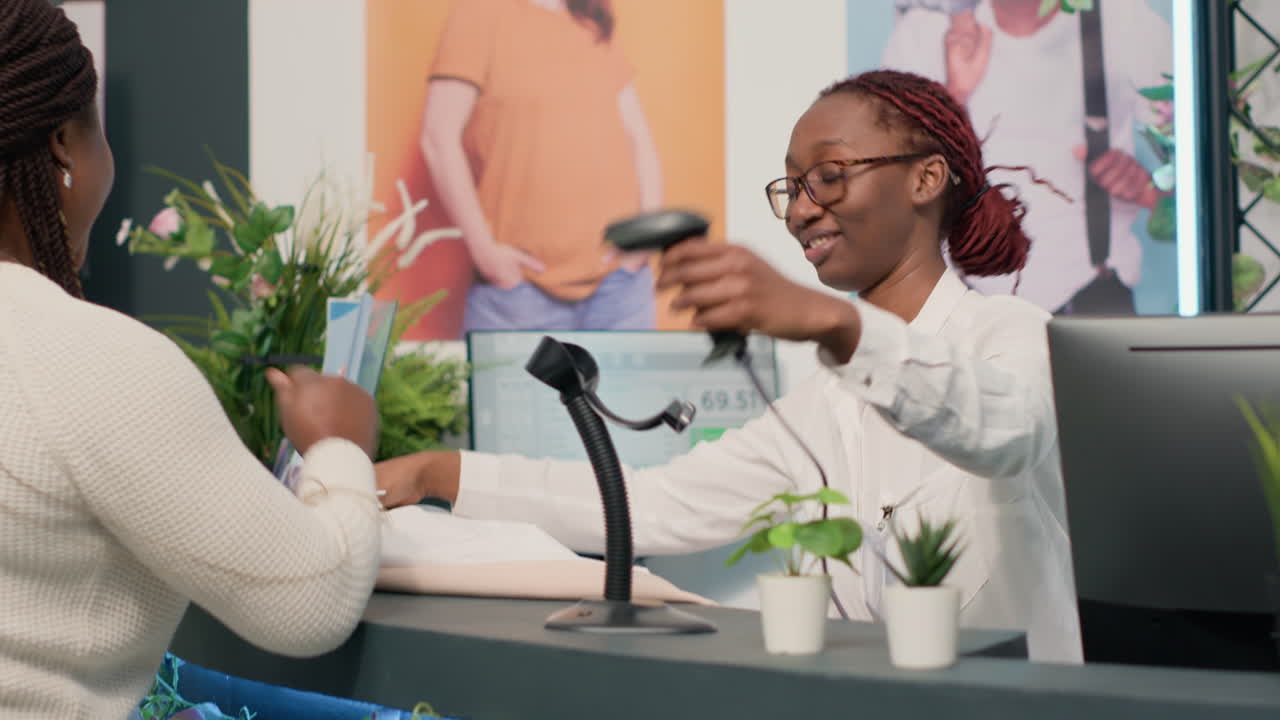 кассир, обрабатывающий товары в магазине