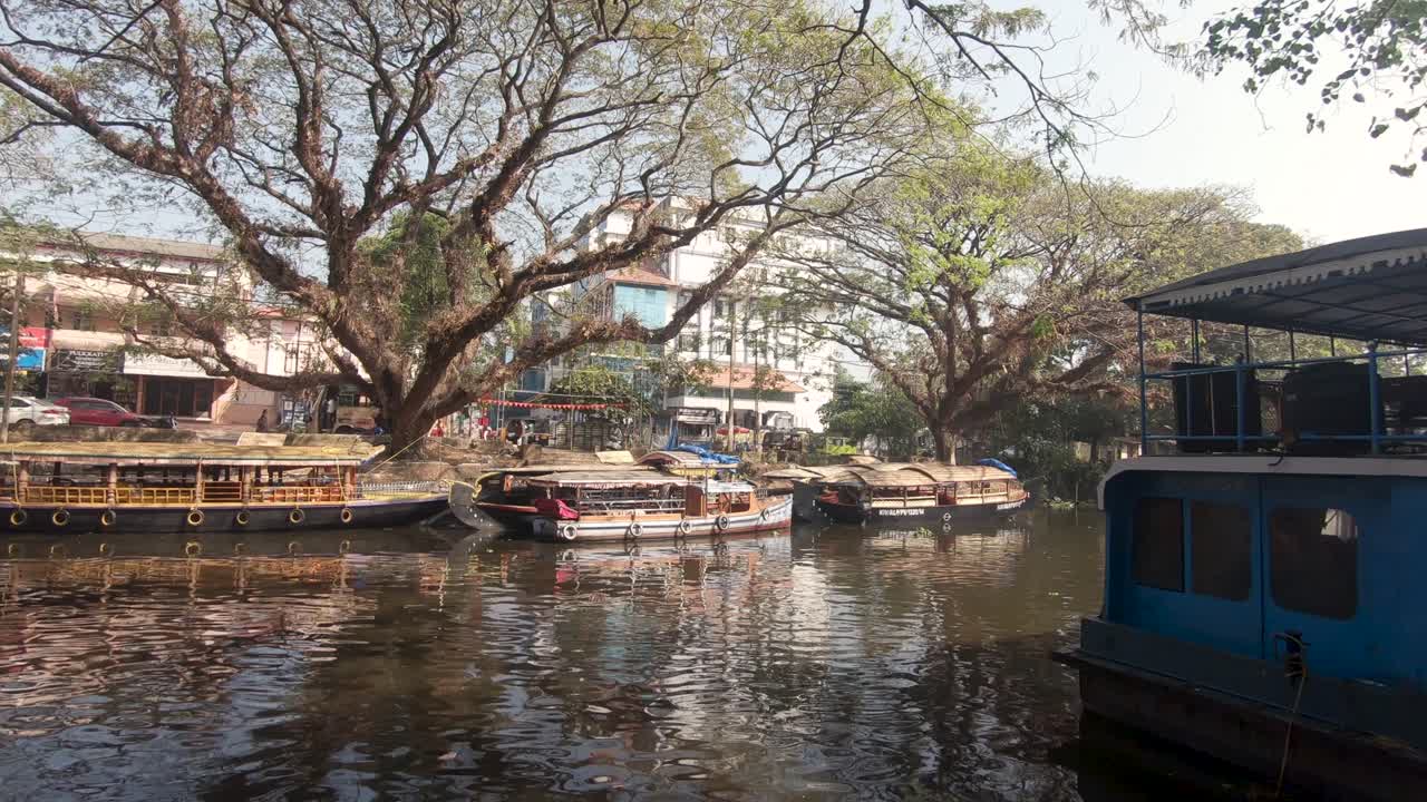 barco típico amarrado en el canal de alappuzha o alleppey, india