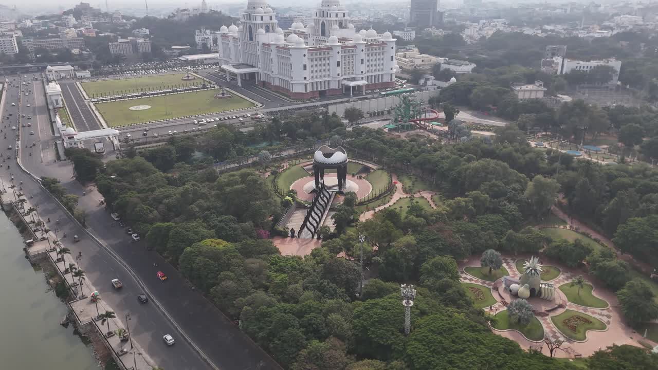 Panoramica aerea della città di Hyderabad che mostra la vasta espansione urbana, con edifici residenziali e commerciali misti