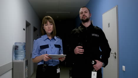 Team-in-uniform-posing-on-the-corridor