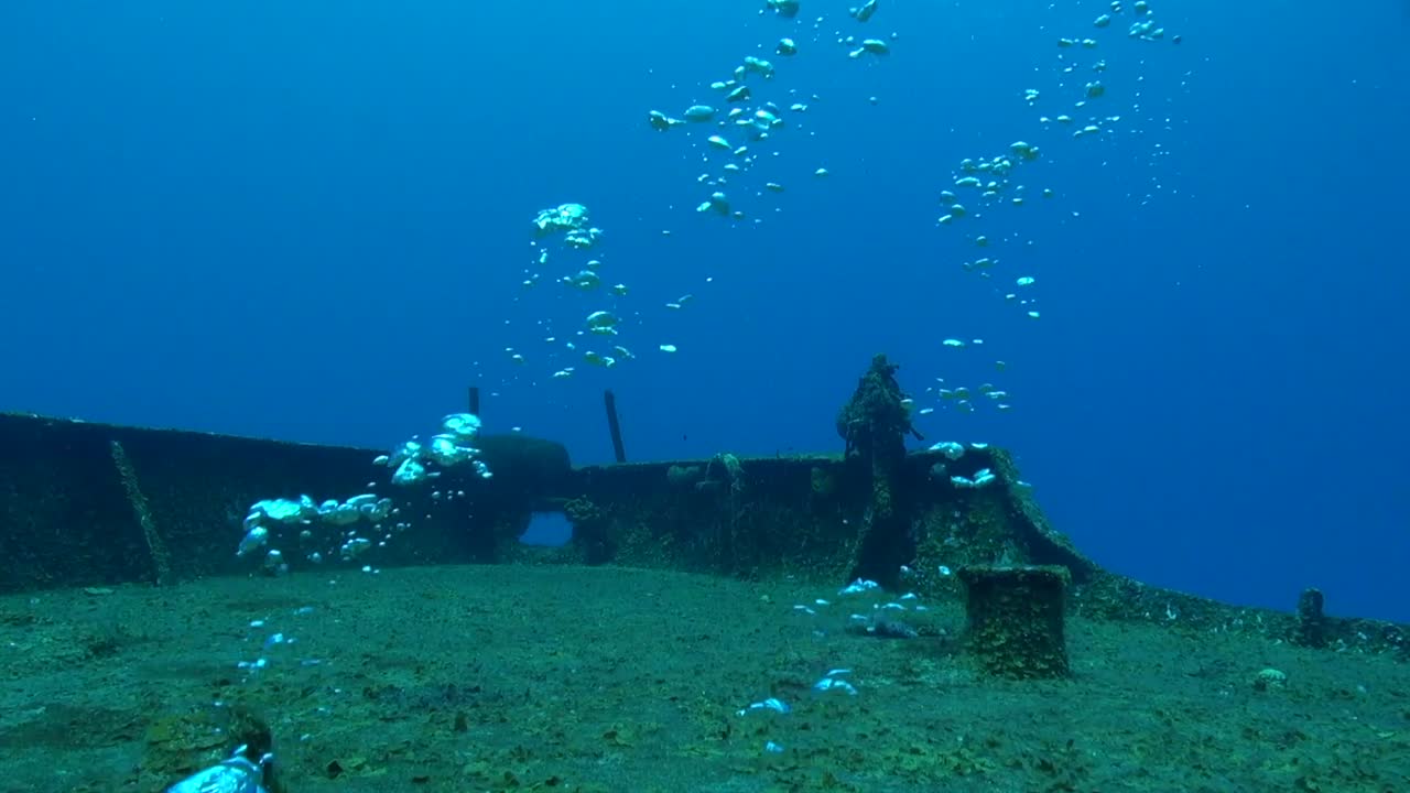 ascendiendo a través del naufragio a la cubierta de proa