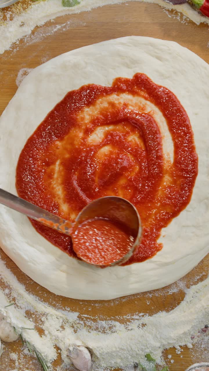 토마토 소스 로 피자를 준비 하는 것