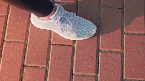 Close-up-of-runner's-hands-tying-his-shoelaces