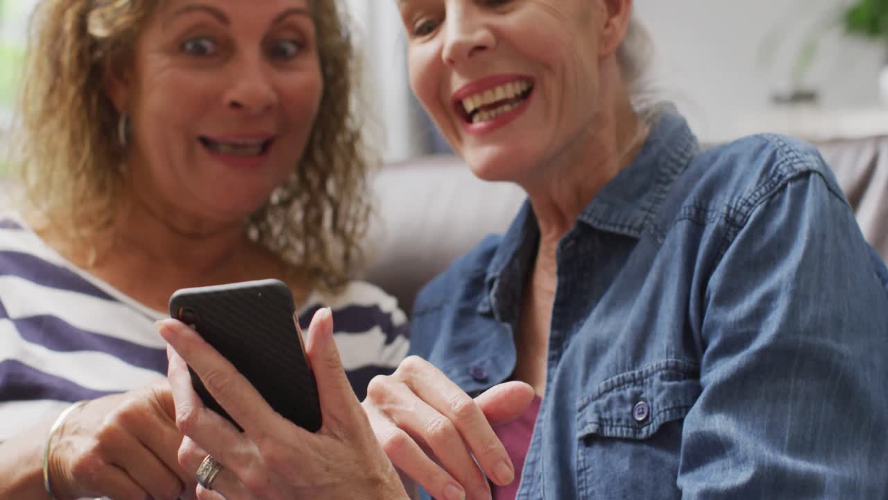 animación de felices y diversas amigas mayores que usan teléfonos inteligentes