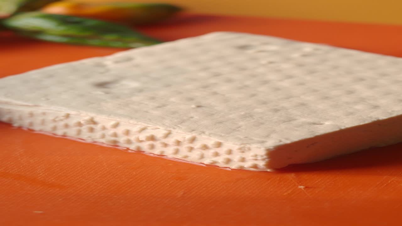 bloque de tofu en la tabla de corte