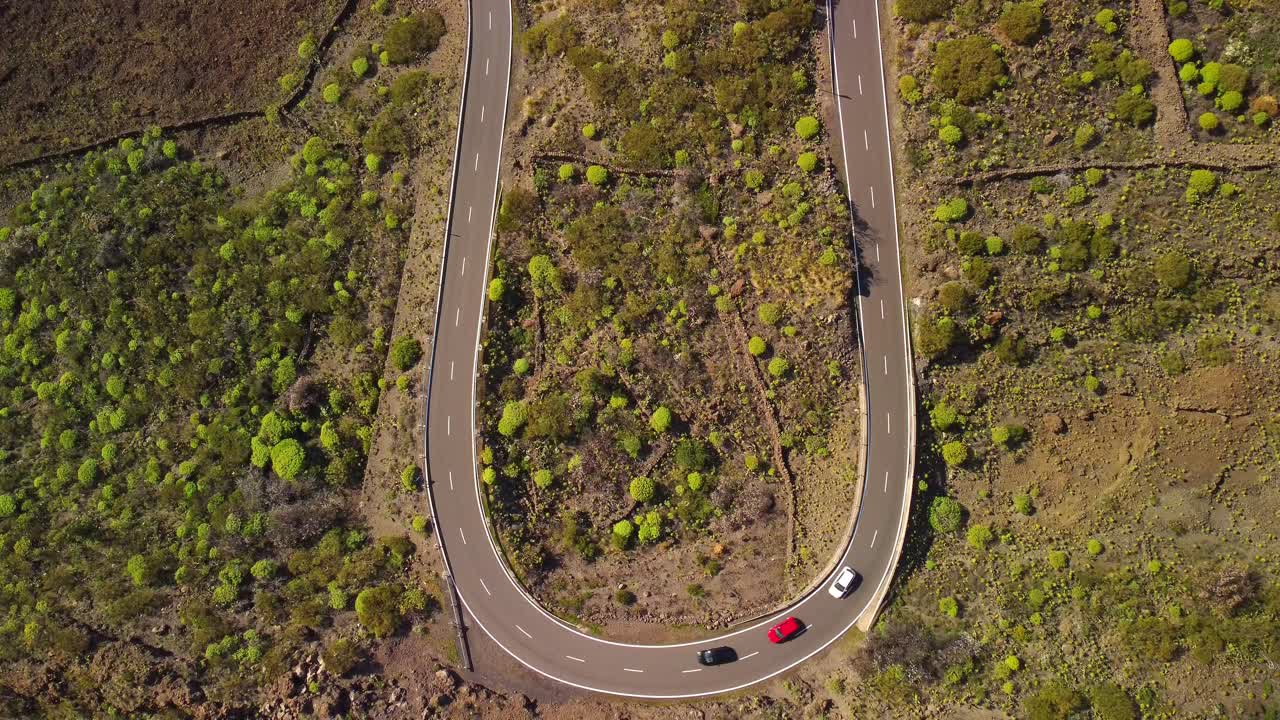 viaje épico por carretera: explorando la serpenteante ruta desde santiago del teide hasta los acantilados de los gigantes con coches en acción