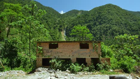 cabaña por el bosque boliviano, colinas, cascada, cielo en el fondo