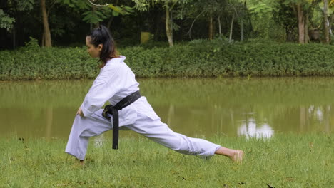 joven antes de la clase de taekwondo