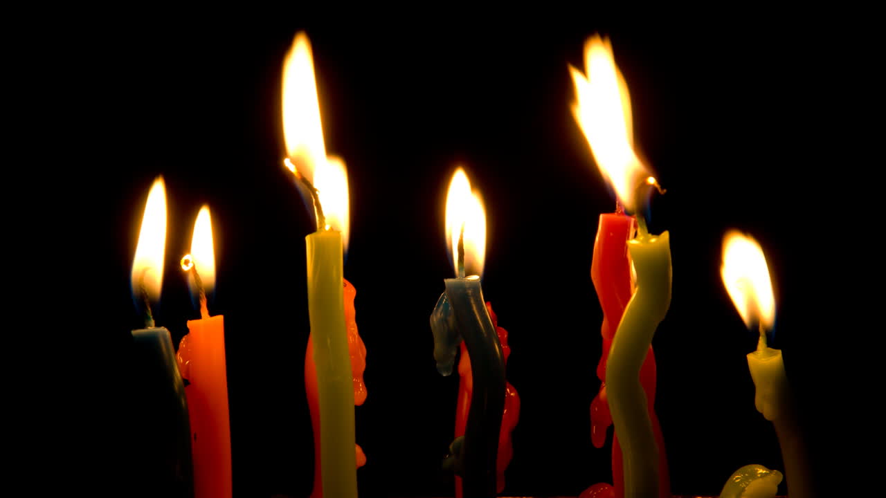 Timelapse di candele colorate che bruciano