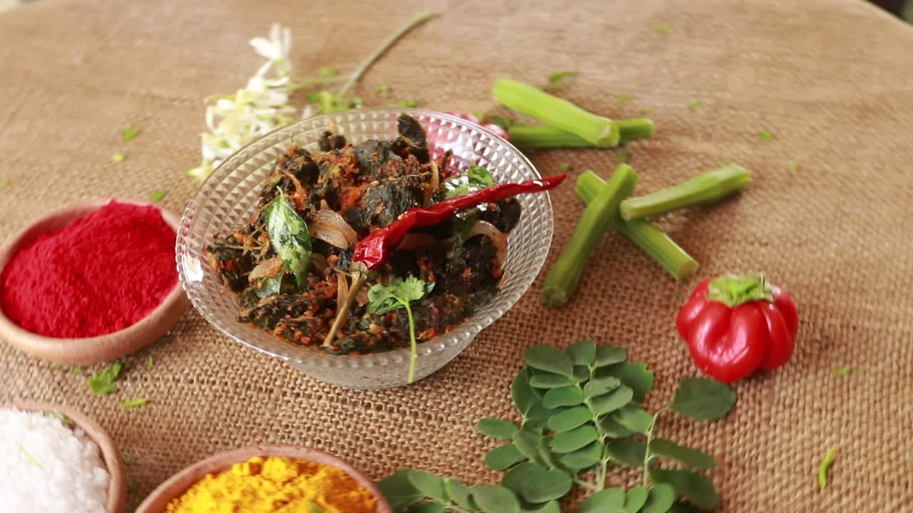curry de plato vegano saludable giratorio: asado de curry de hojas y flores de moringa