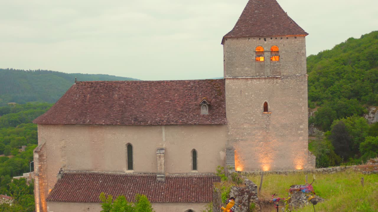 Vue de l’église historique de Saint-Cirq-Lapopie, l’un des plus beaux villages de France