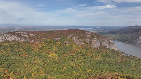 Una-Vista-Aérea-Sobre-Las-Montañas-En-El-Norte-Del-Estado-De-Nueva-York-Durante-Los-Cambios-De-Follaje-De-Otoño,-En-Un-Hermoso-Día