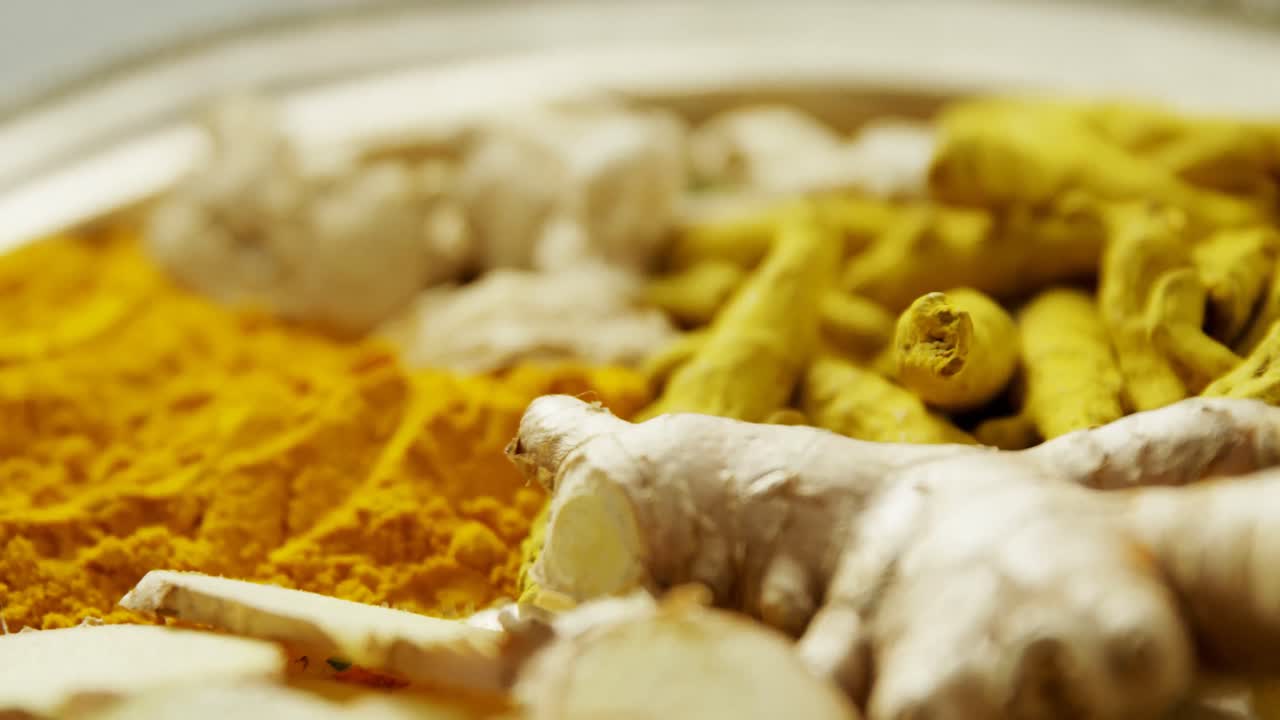 las especias dispuestas en el plato 4k