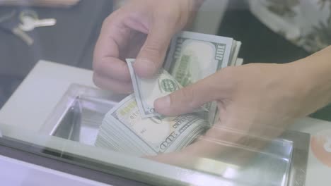 que las manos cuentan el dinero con un fondo blanco.