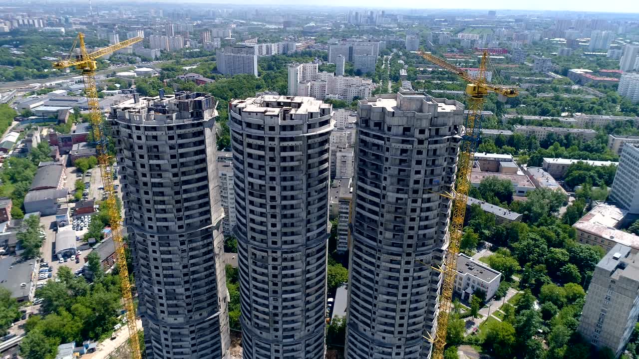 las torres en construcción se encuentran por encima de edificios residenciales e industriales. vista aérea.
