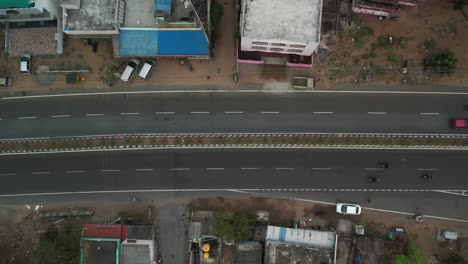 Vertikale-Aufnahme-Der-Autobahn-Mitten-In-Der-Stadt