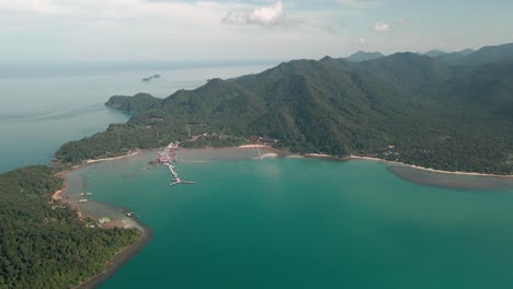 Vista-Aérea-Alta-Del-Pueblo-Pesquero-De-Bang-Bao-En-La-Isla-De-Koh-Chang