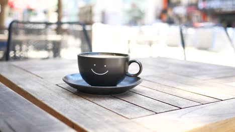 un café feliz en un café soleado