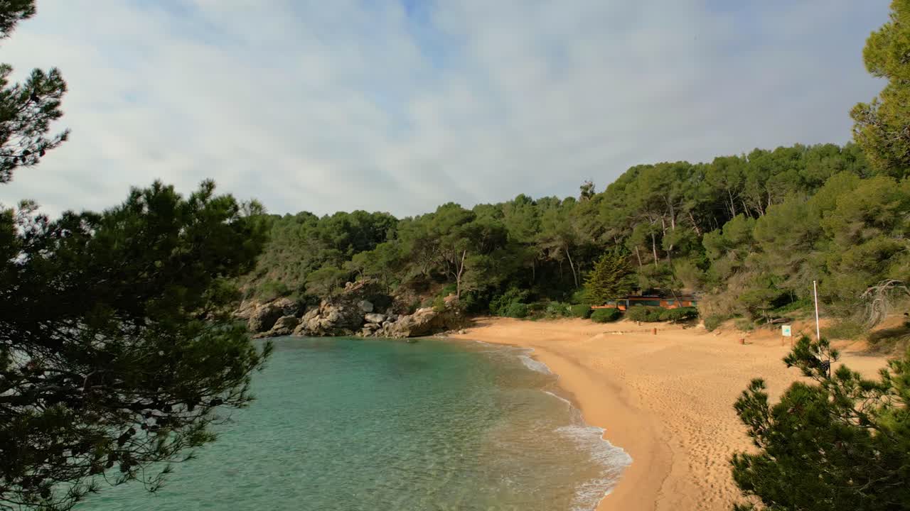 deleitarse con los panoramas aéreos de lloret de mar, revelando sus playas prístinas y atracciones turísticas de lujo como santa cristina y cala treumal
