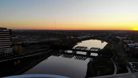 Scioto-River-In-Der-Nähe-Der-Innenstadt-Von-Columbus-Ohio-In-Der-Abenddämmerung---Luftdrohne