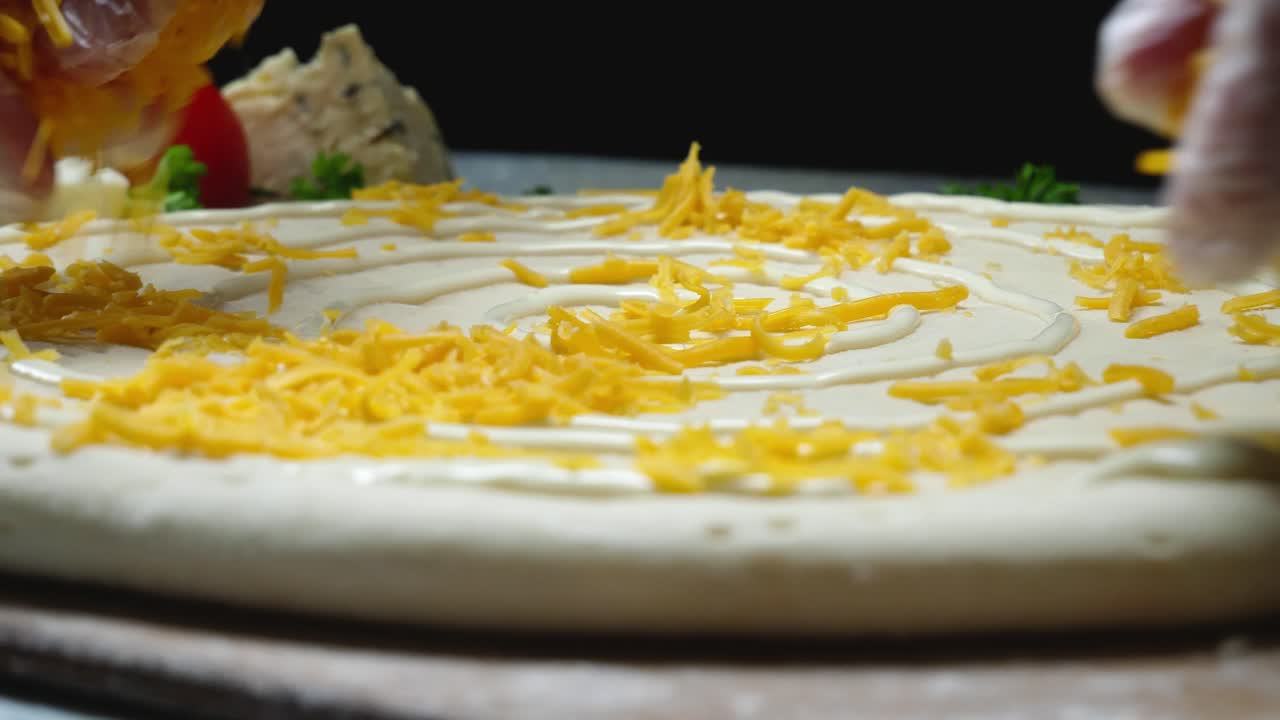 피자를 준비하고 있습니다.