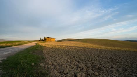 Lapso-De-Tiempo-De-Un-Campo-Agrícola-Recién-Labrado-Mientras-Se-Pone-El-Sol