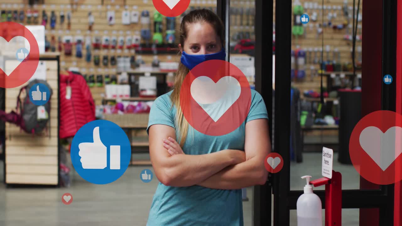 얼굴 마스크와 팔을  ⁇ 은 백인 여성 위에 미디어 아이콘의 애니메이션