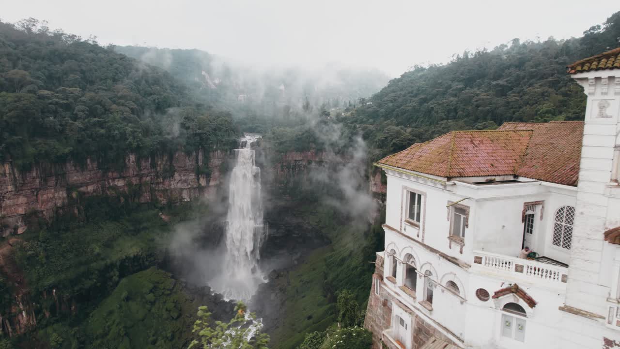 mansión tequendama con la cascada de aguas residuales más grande del suroeste de bogotá, colombia