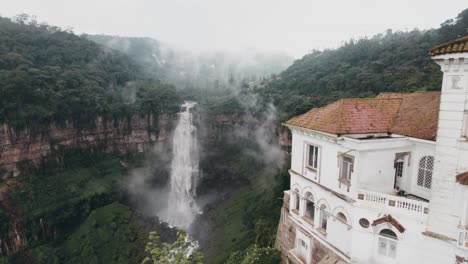 Tequendama-Herrenhaus-Mit-Dem-Größten-Abwasserwasserfall-Im-Südwesten-Von-Bogota,-Kolumbien