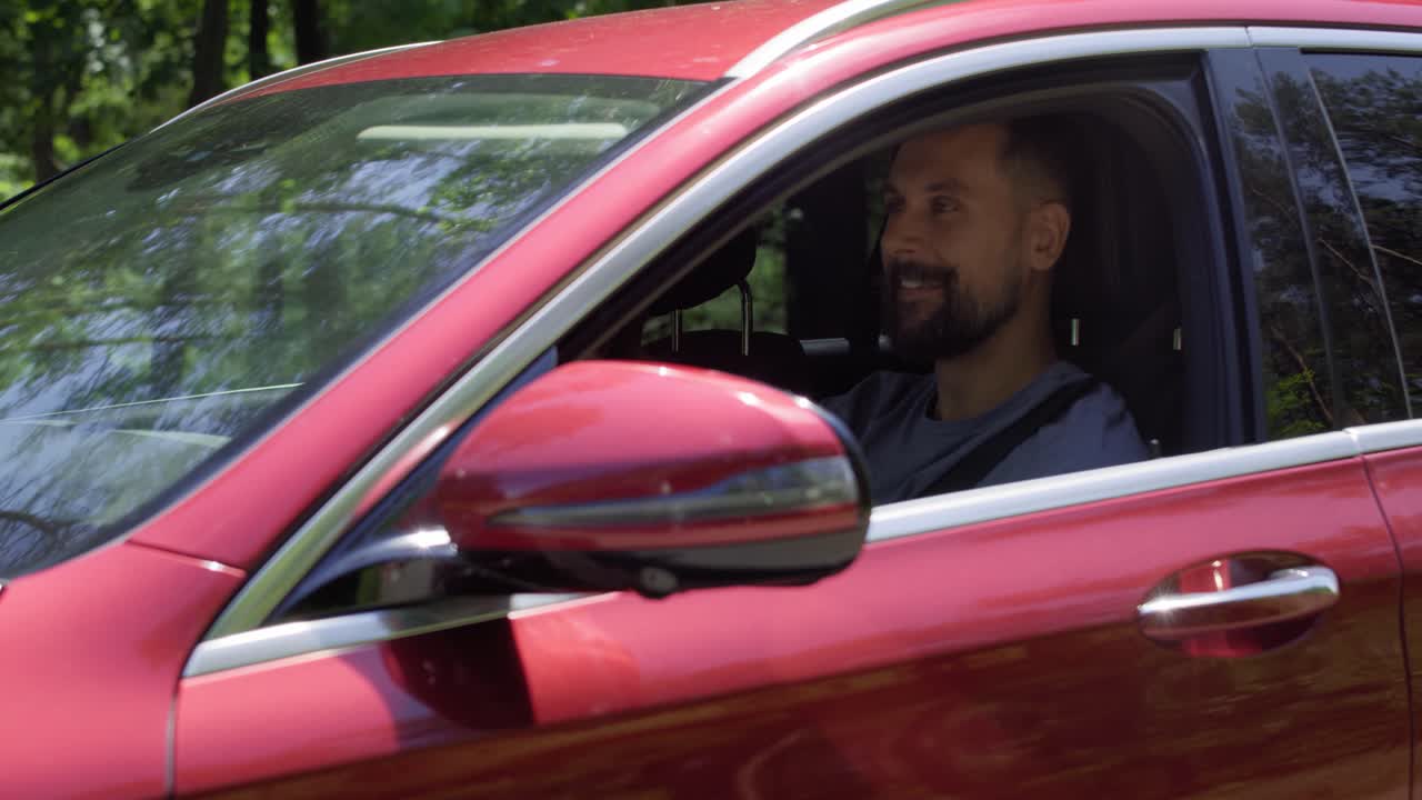 video de una pareja en un viaje por carretera