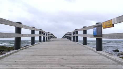 promenade en planches sur la plage