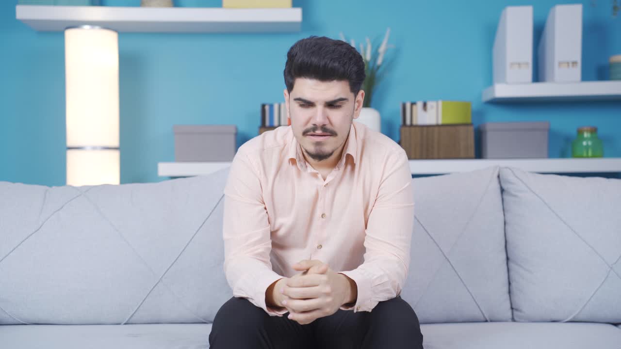 un joven arrepentido, enojado consigo mismo, enojado en casa.