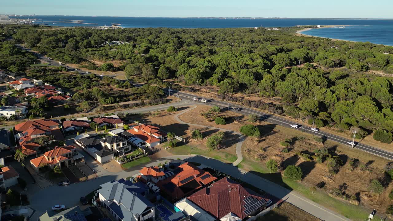 Vista con drone di una zona residenziale nei sobborghi della città di Perth nell'Australia Occidentale - Ripresa panoramica.