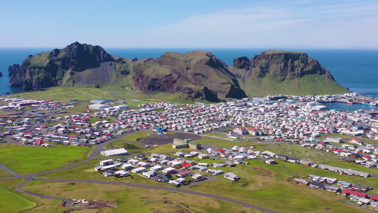buena antena sobre heimaey en las islas westman vestmannaeyjar islandia