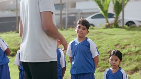 entrenador, niños y equipo con puño golpeado