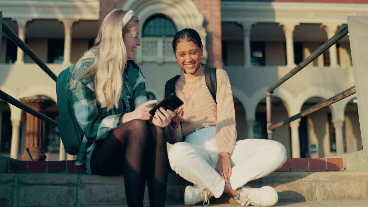 gracioso, amigos y lectura de teléfono en la universidad