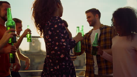 personas multirraciales disfrutando de una fiesta con cerveza al aire libre. amigos atractivos bailando