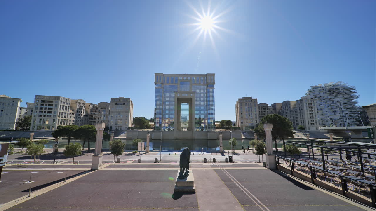 día soleado en el barrio de antigone francia montpellier río le lez