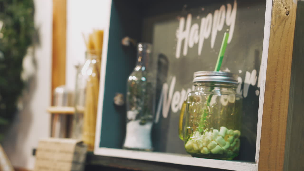 decoración navideña y año nuevo. fondo de vacaciones bokeh borroso abstracto. guirnalda parpadeante. las luces del árbol de navidad parpadean.