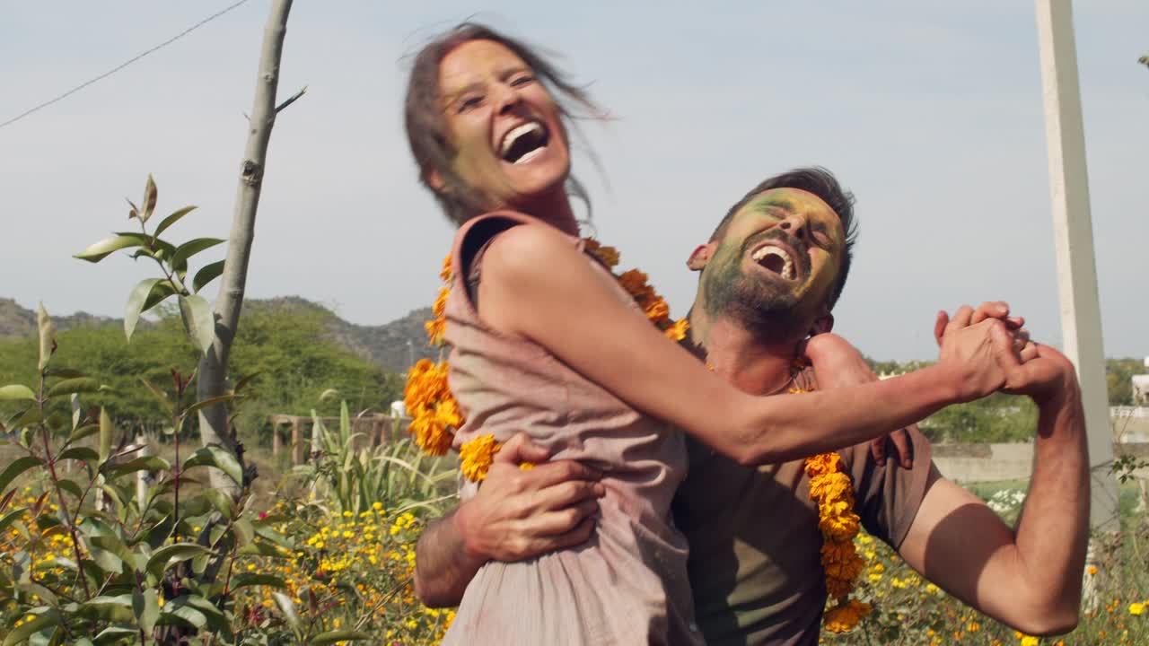 los turistas celebran el tradicional festival hindú de colores de las vacaciones