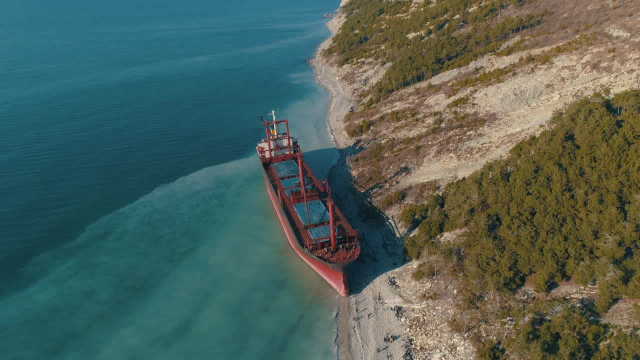 buque de carga abandonado en la costa