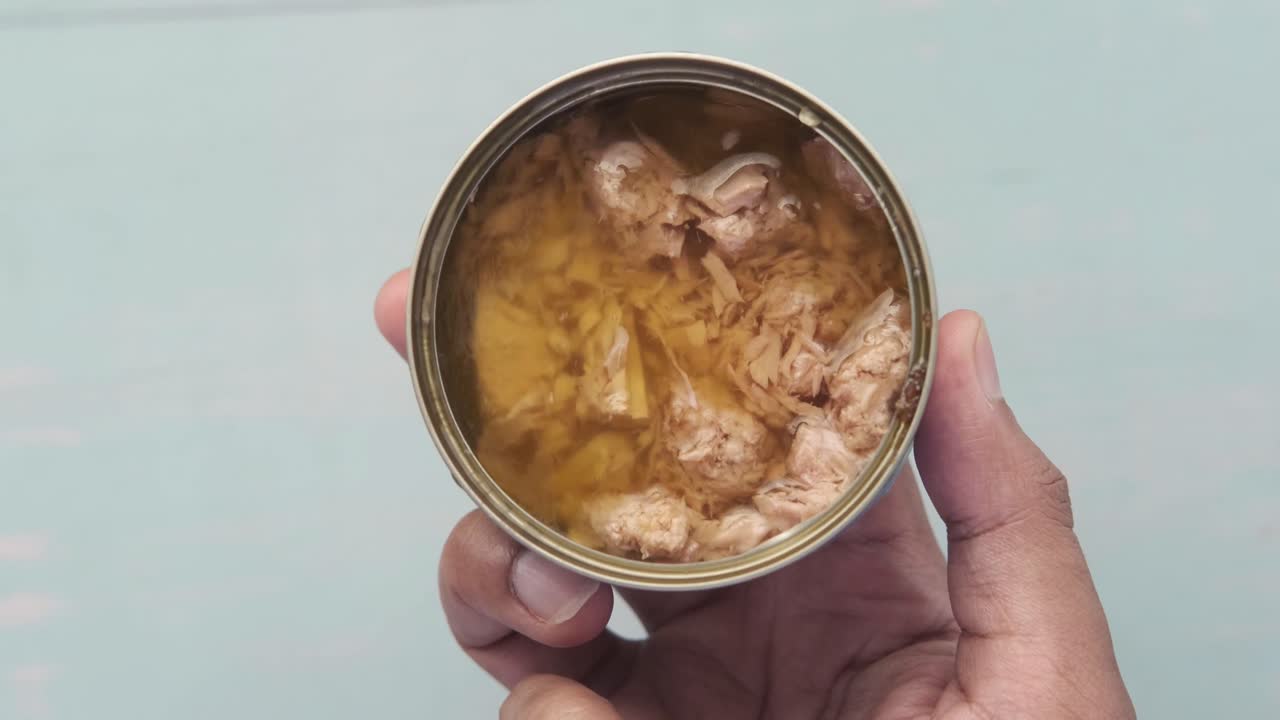 lata abierta de atún