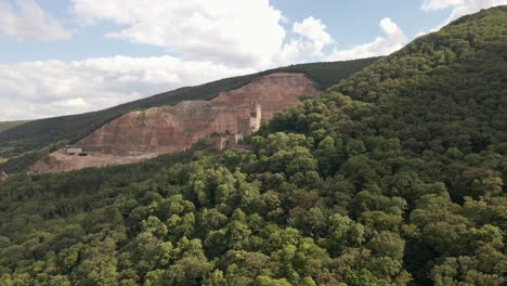 Castillo-Europeo-En-La-Ladera-Sentado-En-Las-Empinadas-Laderas-Del-Valle-Del-Rin-En-Un-Soleado-Día-De-Primavera