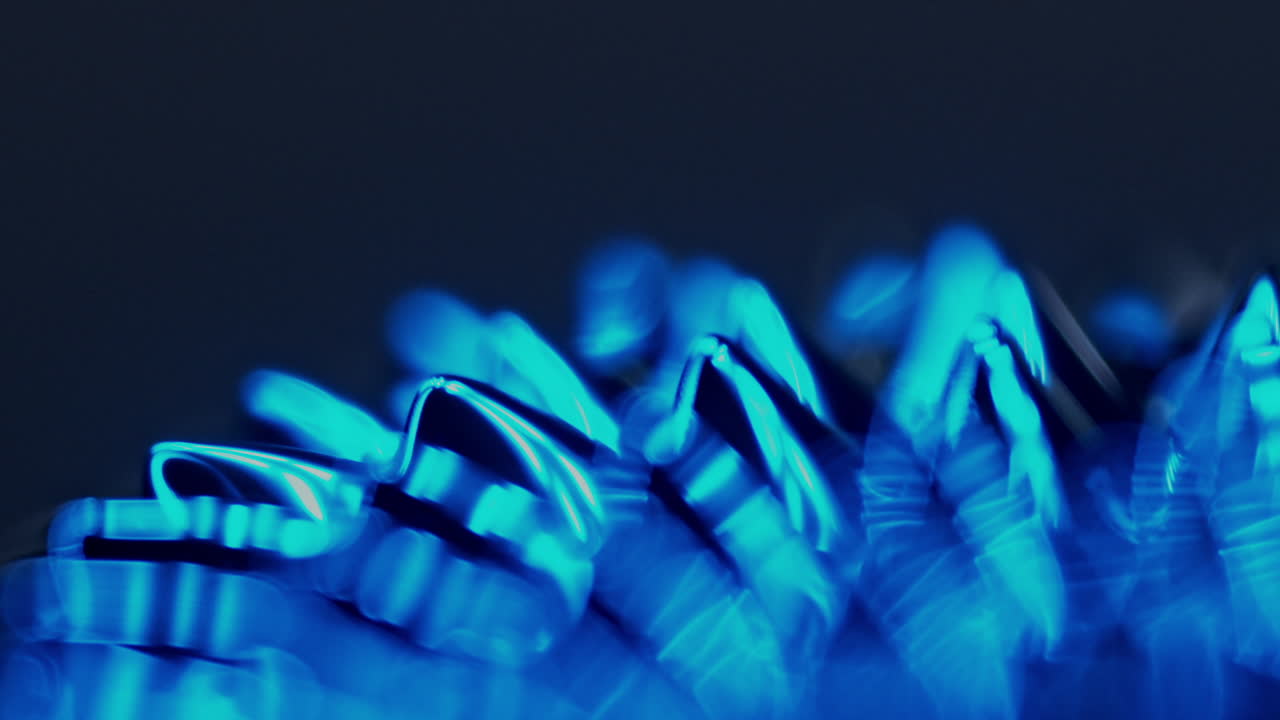 picos de formación de fluidos en una atmósfera abstracta oscura