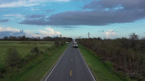 instalador de líneas de la compañía eléctrica trabajando duro para restaurar la energía después del huracán laura